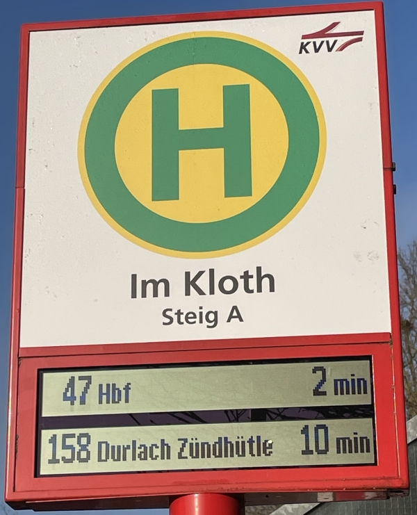 Elektronische Abfahranzeige an der Haltestelle Im Kloth in Palmbach