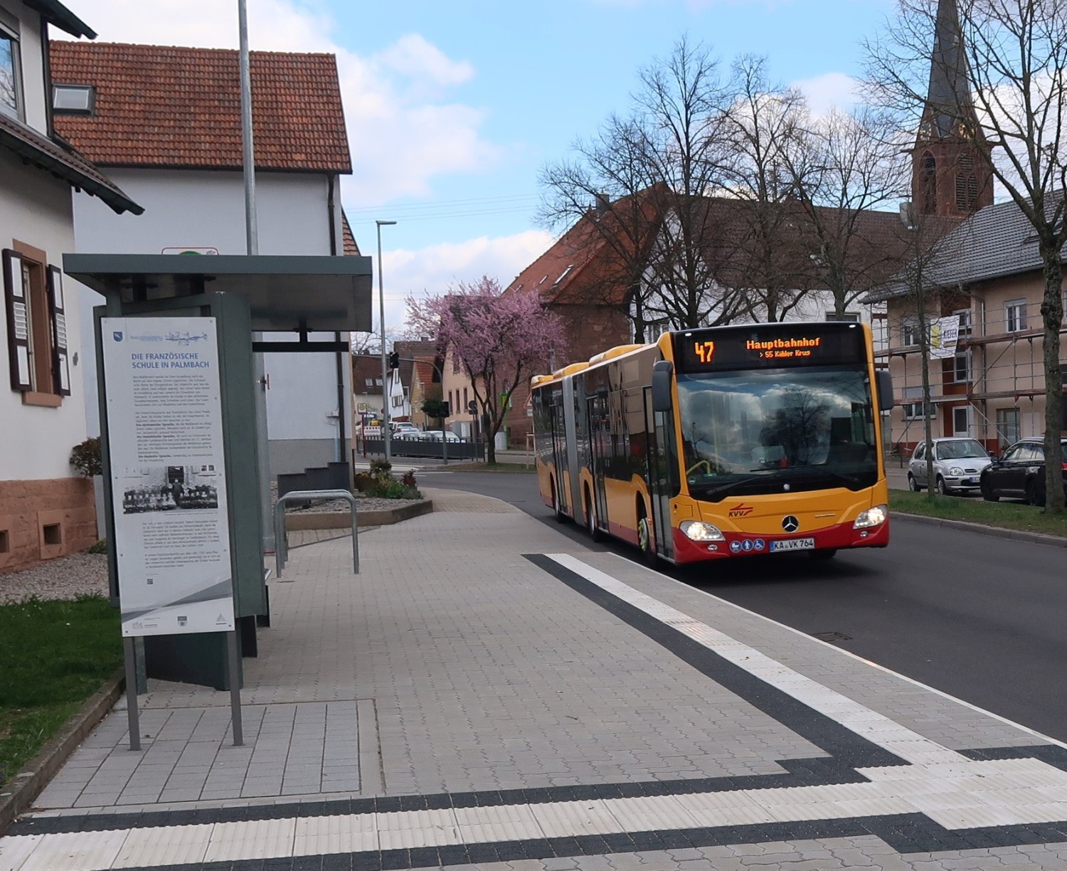 Bus 47 an der Haltestelle "Palmbach Kirche" auf der Fahrt zum Hauptbahnhof Karlsruhe, mit Weiterfahrt als Bus 55 bis "Kühler Krug"